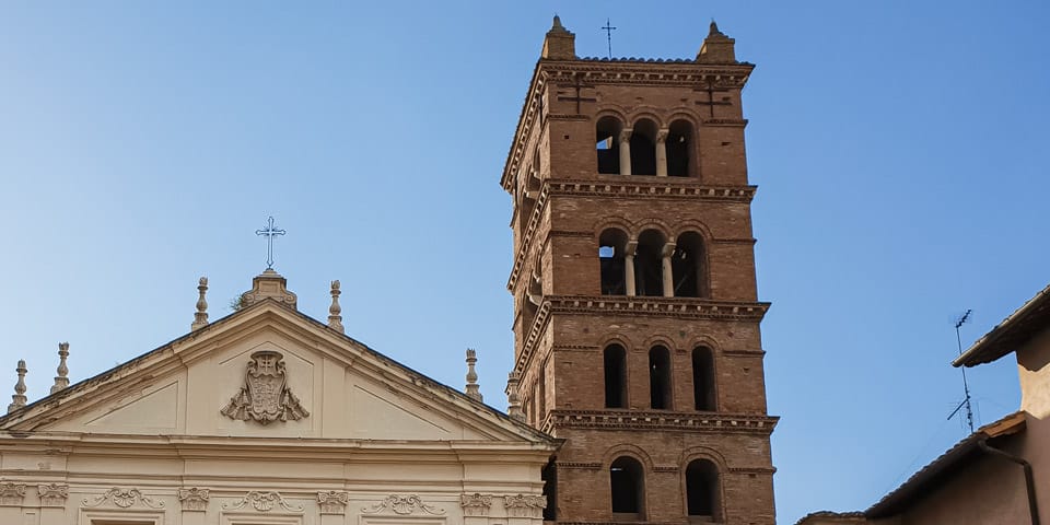 Campanario medieval del siglo XII en la Basílica de Santa Cecilia en Trastevere