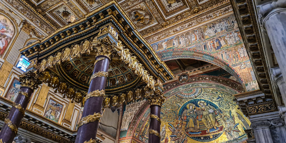 Altar y mosaico dorado dentro de Santa María la Mayor en Roma