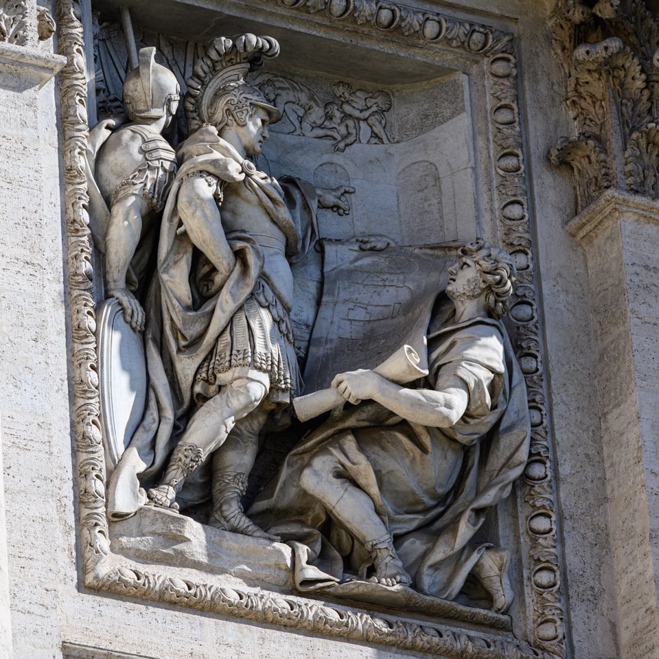 Relief von Giovan Battista Grossi: Agrippa genehmigt den Bau des Aqua Virgo – Trevi-Brunnen Rom