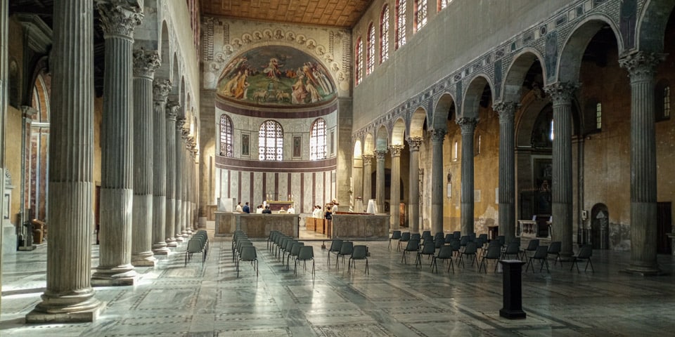Interior de la basílica paleocristiana de Santa Sabina, siglo V