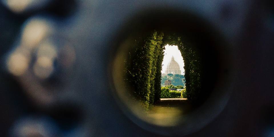 aventine keyhole on Piazza dei Cavalieri is another free attraction in Rome