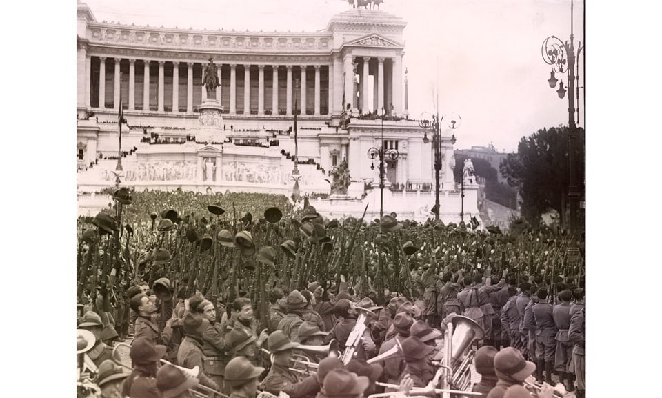 Discurso de Benito Mussolini en la Plaza Venecia, Roma, 1930 - Fotografía restaurada y coloreada