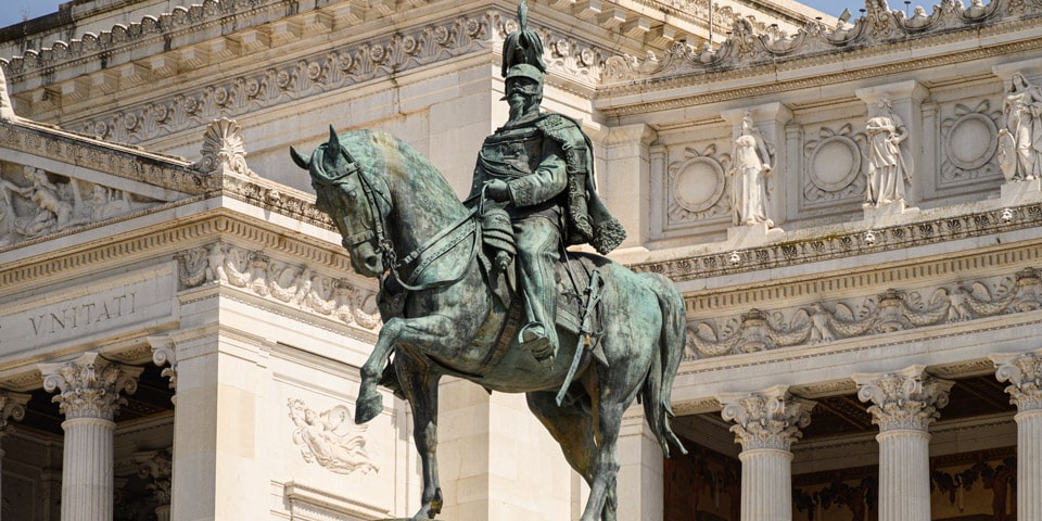 Estatua de bronce del rey Víctor Manuel II