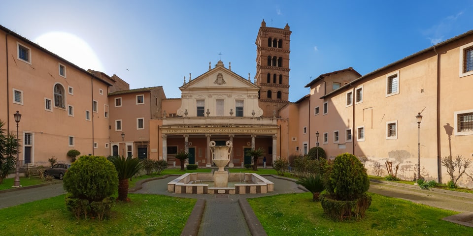 Fachada de la Basílica de Santa Cecilia en Trastevere