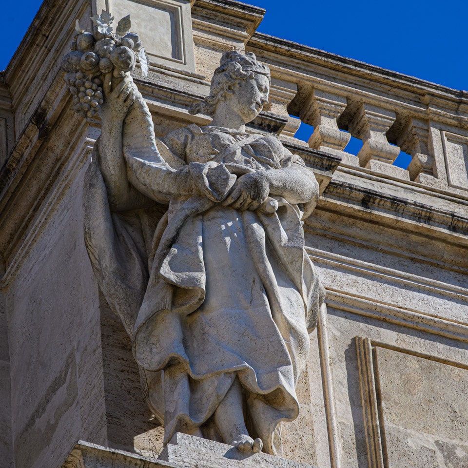 Fruchtbarkeitsstatue von Andrea Bergondi am Trevi-Brunnen