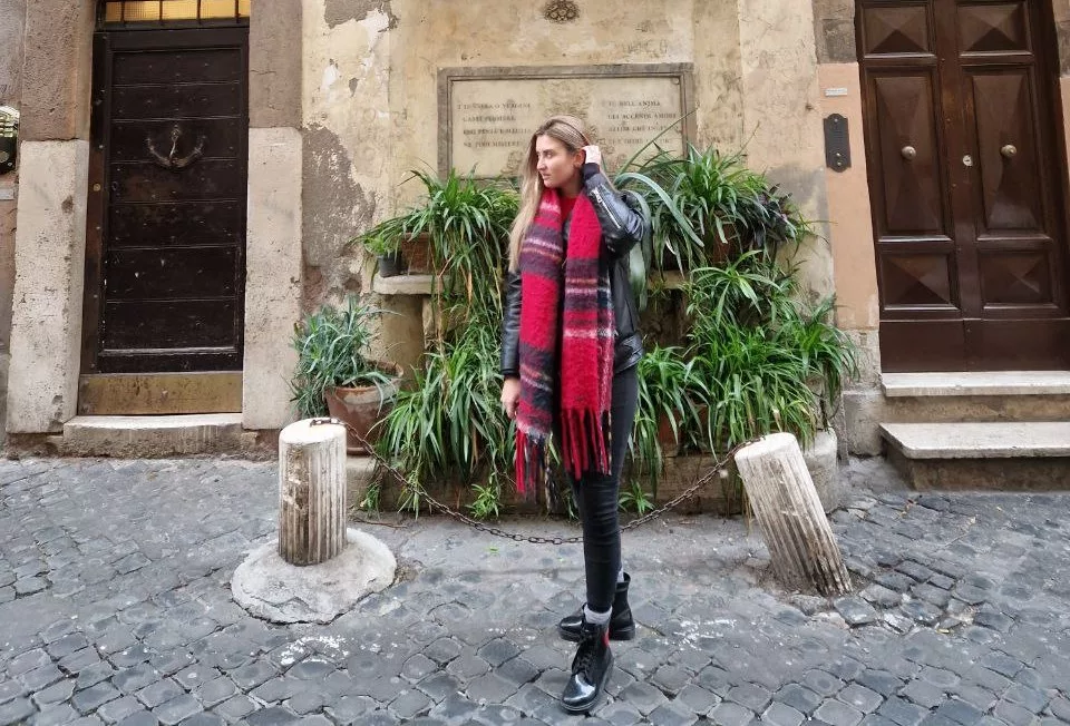 How do people dress in December in Rome