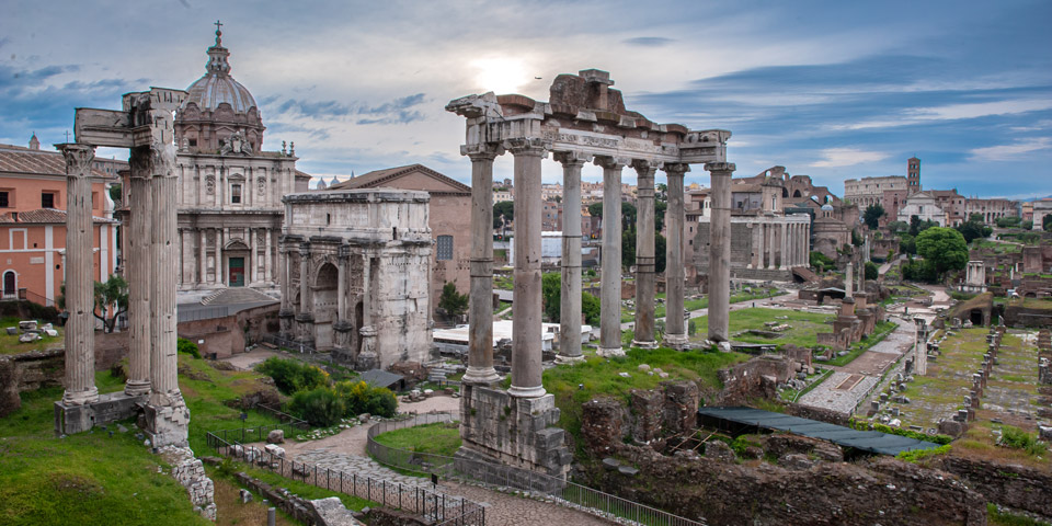 Ikonischer Blick von der rechten Seite des Forum Romanum