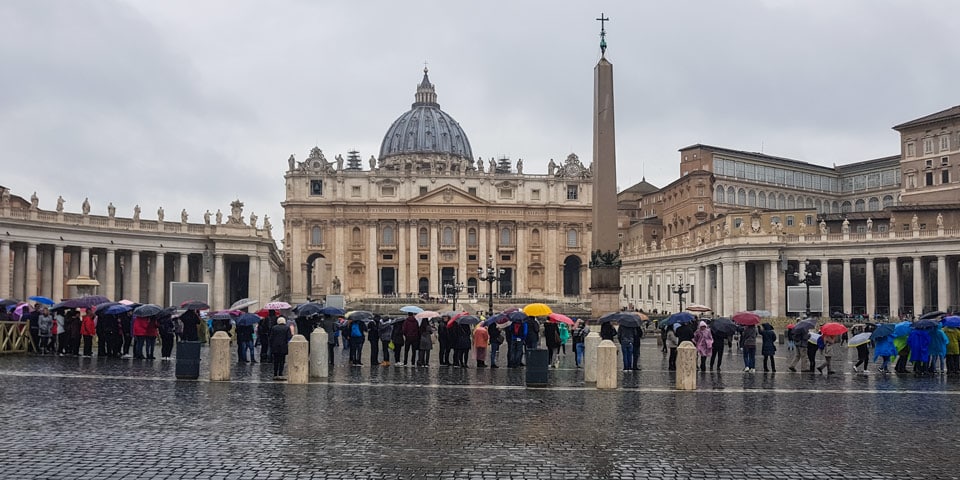 Día lluvioso en Roma turistas bajo paraguas hacen cola para visitar el Vaticano