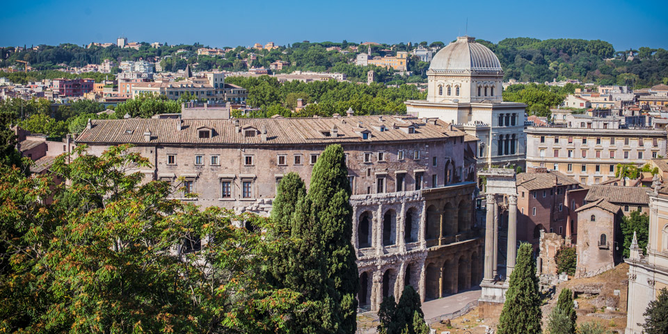 Terrazza Caffarelli Aussichtspunkt Kapitolshügel mit Blick auf das Marcellustheater, die Synagoge und den Gianicolo-Hügel