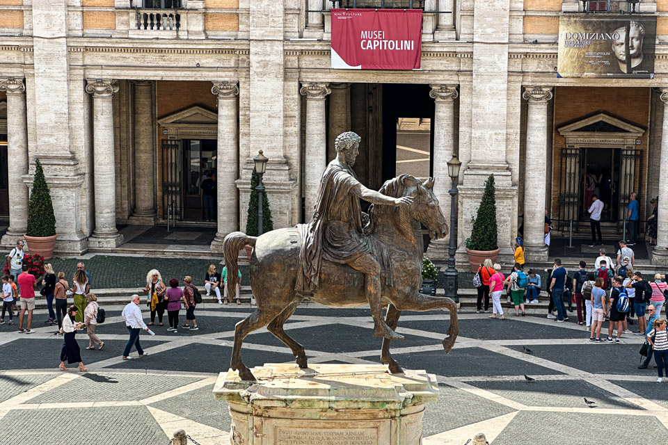 Blick auf die Bronzestatue des Mark Aurel vom Palazzo Nuovo Kapitolinische Museen