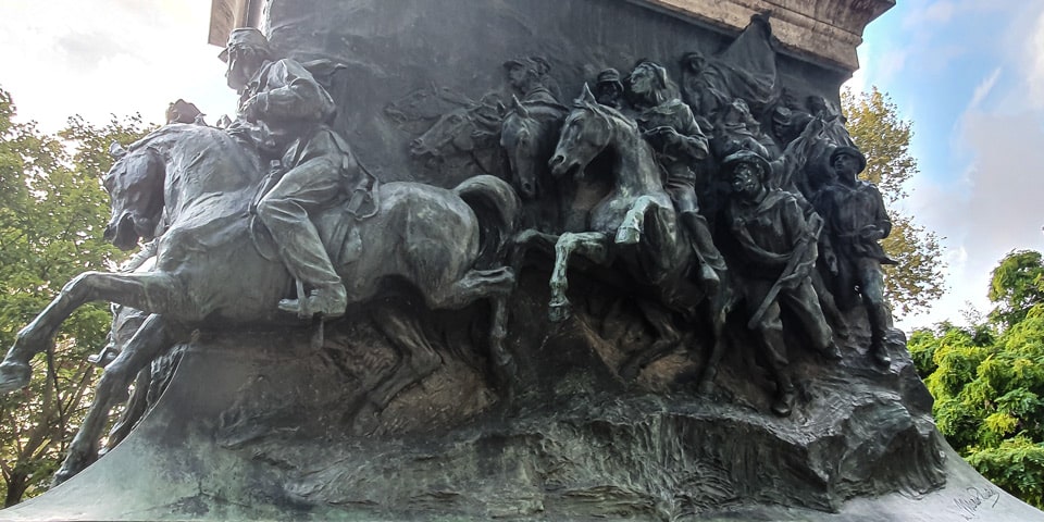 Mounted republican fighters continuing around the Curitibanos relief on the Anita Garibaldi monument
