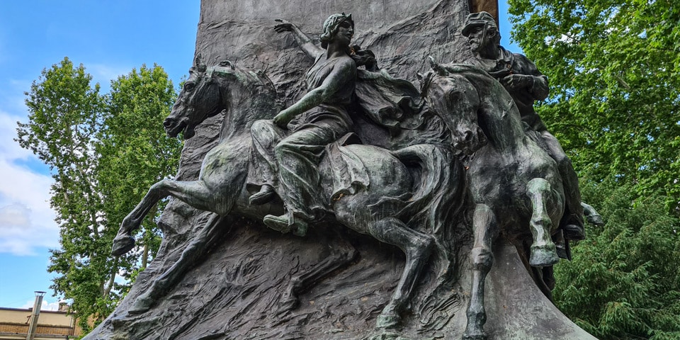 Bronze relief showing Anita Garibaldi on horseback leading republican fighters at Curitibanos
