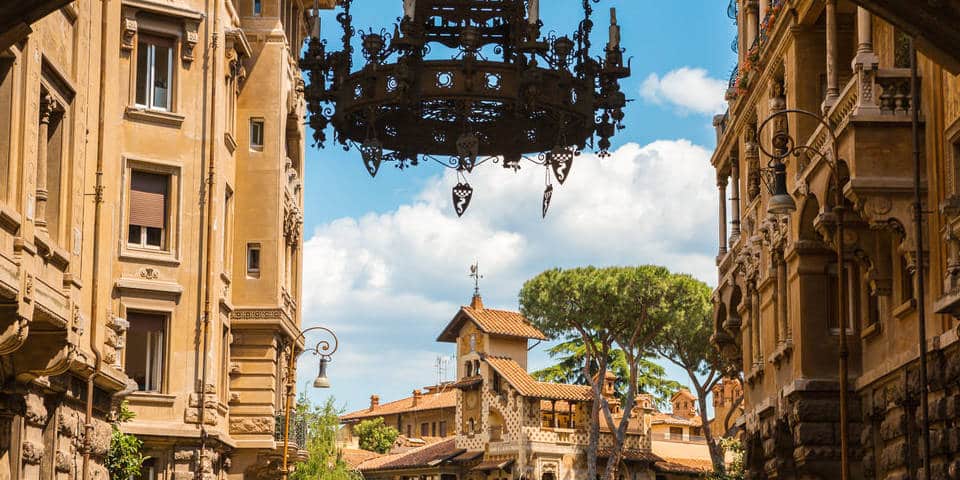 Admira la Zona de Quartiere Coppedè, Actividad Inusual en Roma