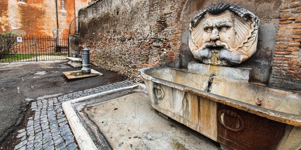 Fuente de agua junto a la Fontana del Mascherone de Santa Sabina en Roma