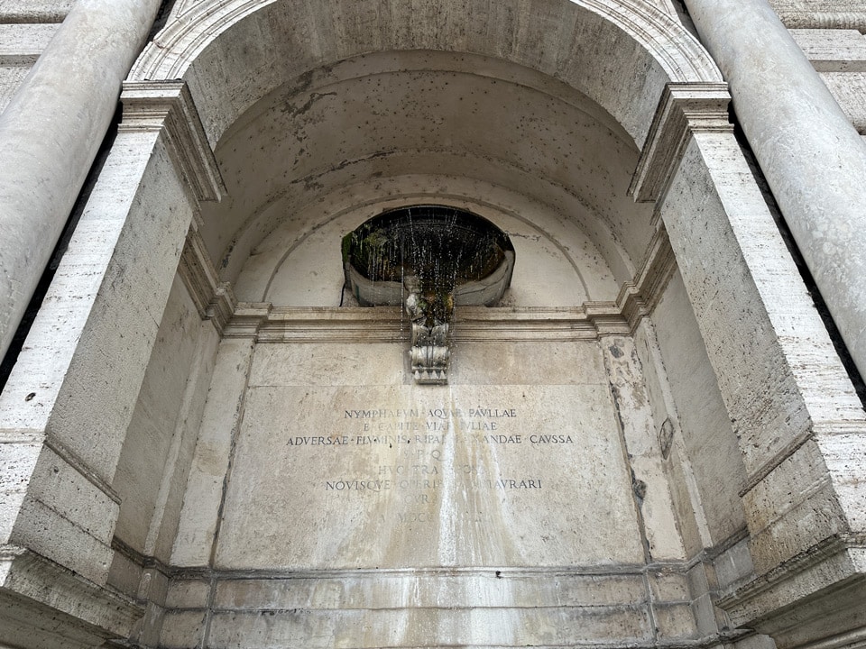 Inscripción latina que recuerda el traslado del ninfeo del Acqua Paola a Piazza Trilussa en el siglo XIX, Roma