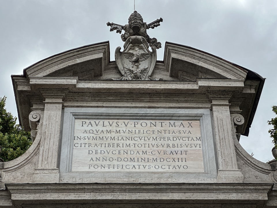 Inscripción latina del papa Pablo V, fechada en 1613, en el Fontanone di Ponte Sisto de Piazza Trilussa, Roma
