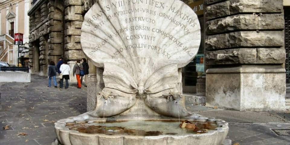 Fuente de las Abejas en Roma cerca de la Plaza Barberini