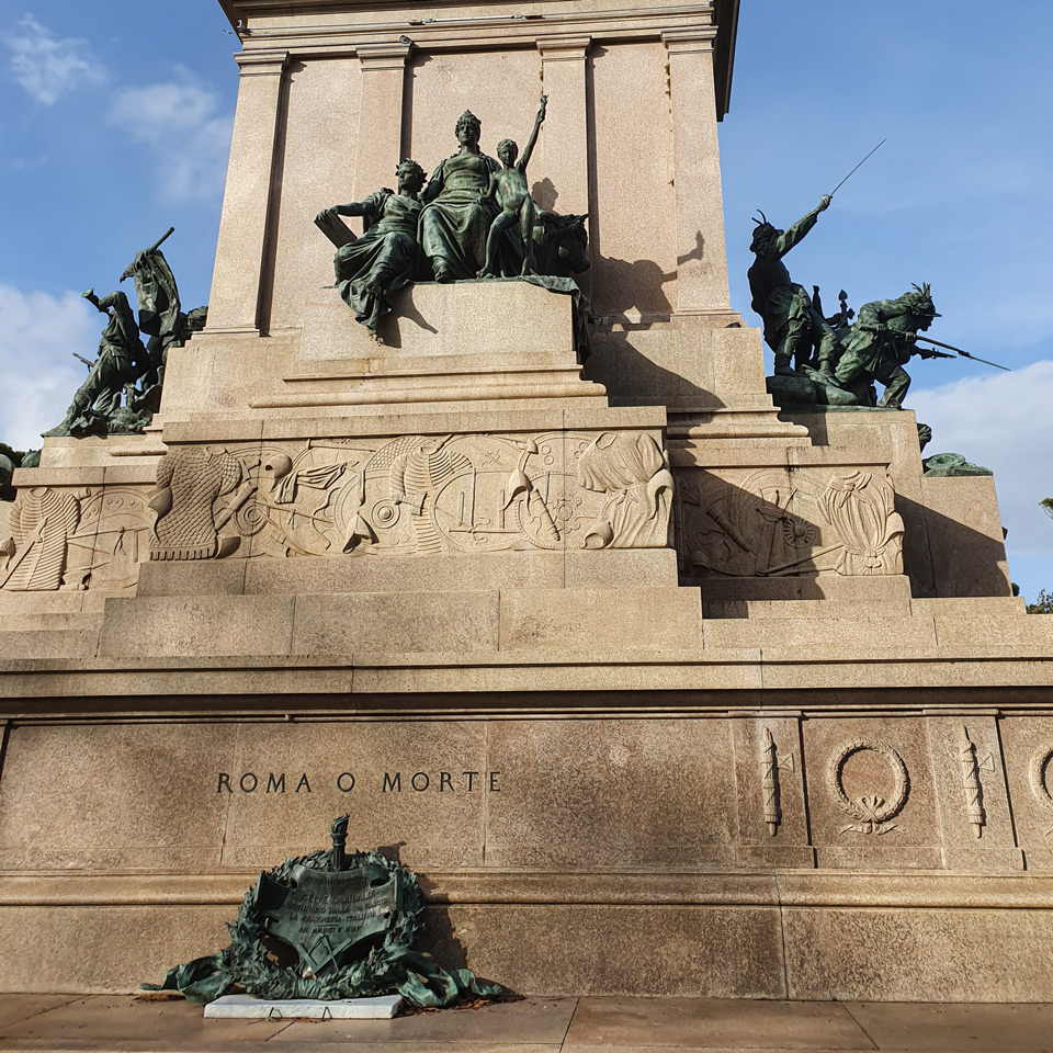 ROMA O MORTE inscription on the pedestal of the Giuseppe Garibaldi monument with the bronze Masonic wreath placed by Italian Freemasonry in 1907 for the centenary of Garibaldi's birth, Rome