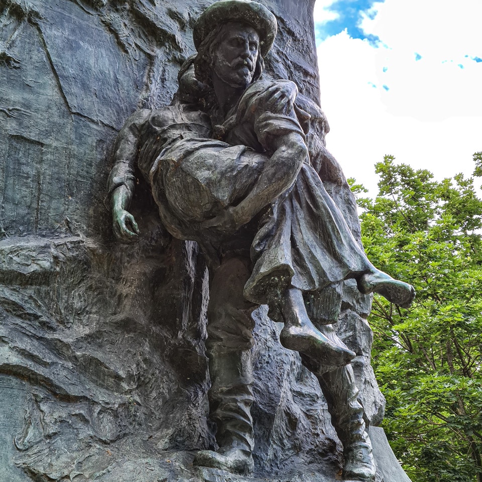 High relief of Giuseppe Garibaldi carrying the dying Anita during their 1849 retreat from Rome