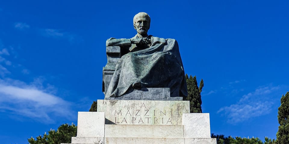 Inschrift MAZZINI LA PATRIA