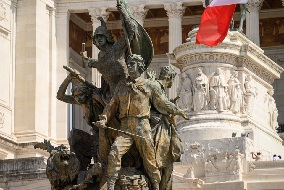 Figura con cota de malla y un feroz león en la base del grupo escultórico - Altar de la Patria, Roma