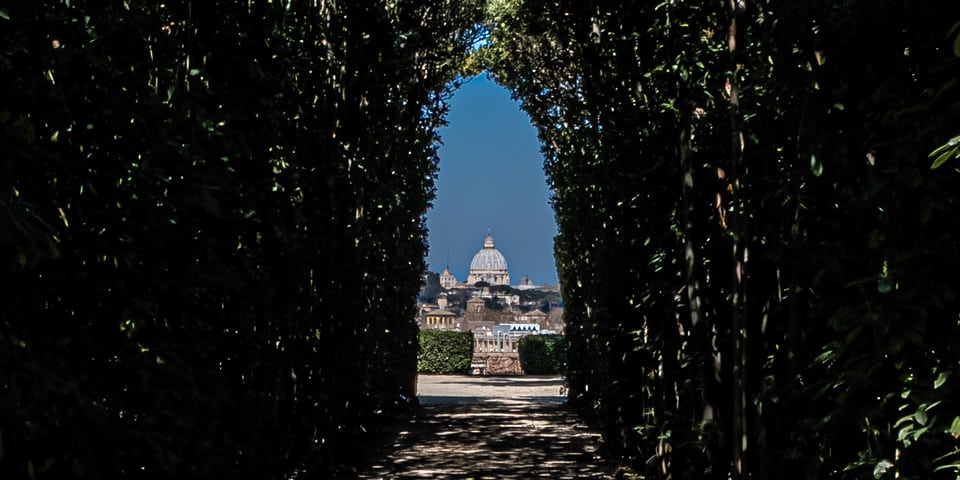 cerradura de los caballeros de malta seto de jardín y cúpula de san pedro
