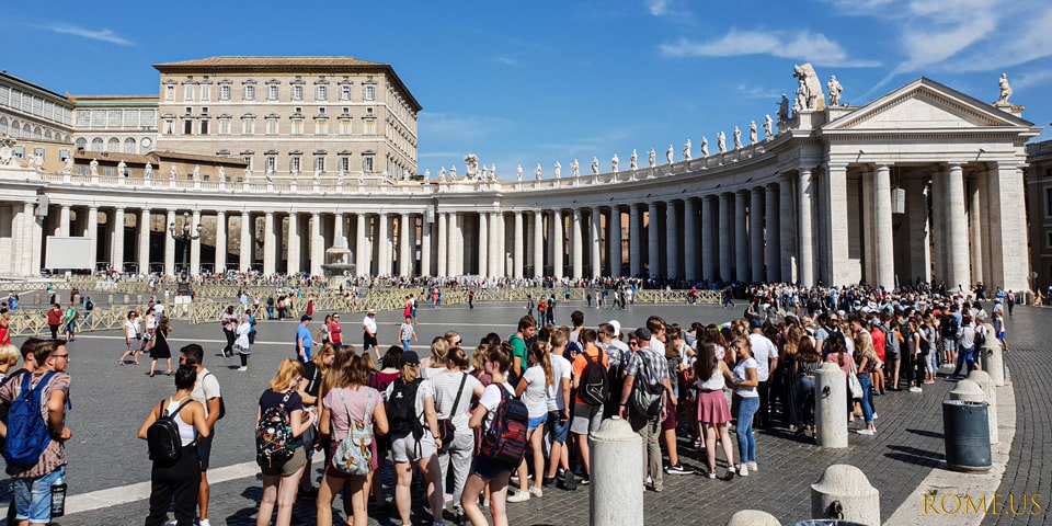 long queue at St Peter Basilica in the Vatican