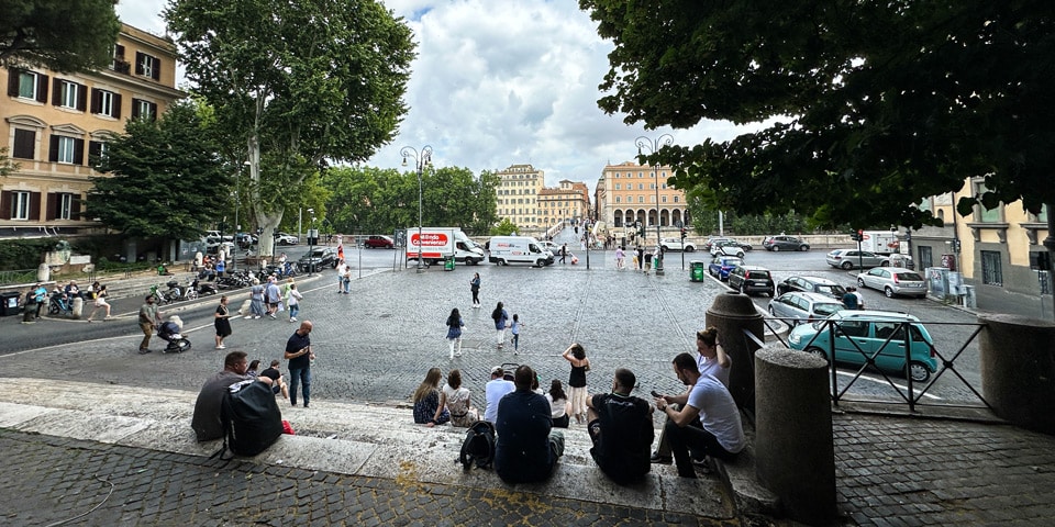 Vista del Ponte Sisto desde la escalinata de la fuente de Piazza Trilussa, la puerta de entrada a Trastevere, Roma