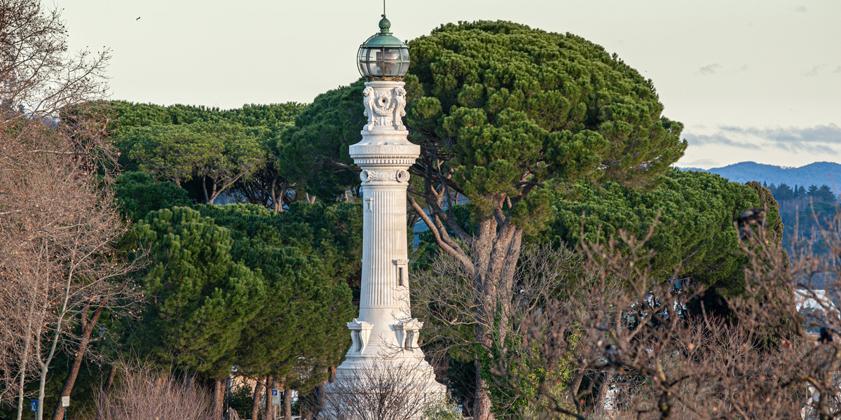 Faro del Gianicolo lighthouse photographed with a telephoto lens from Piazzale Garibaldi, Rome