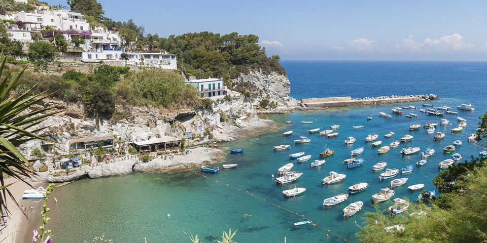 Playa en la isla Ponza cerca de Roma