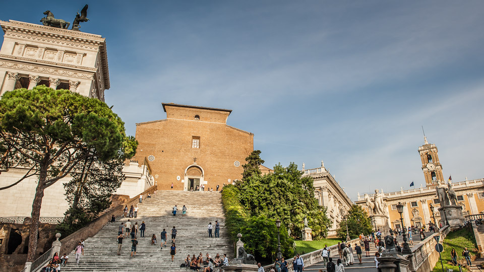 Escaleras que conducen a la Basílica de Santa María en Aracoeli y a la Plaza del Campidoglio