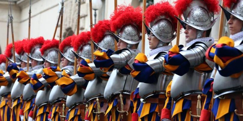 Pontifical Swiss🇨🇭Guard💂in the Vatican: Story, Banner, Uniform ...