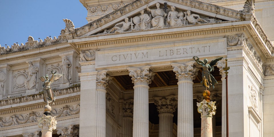 Die Inschrift CIVIVM LIBERTATI am Altar des Vaterlandes in Rom